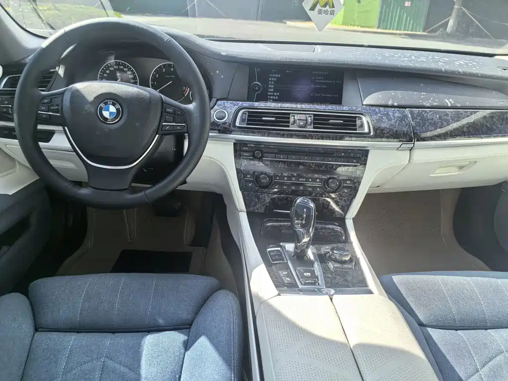 BMW 7 Series 2010 — фото 10