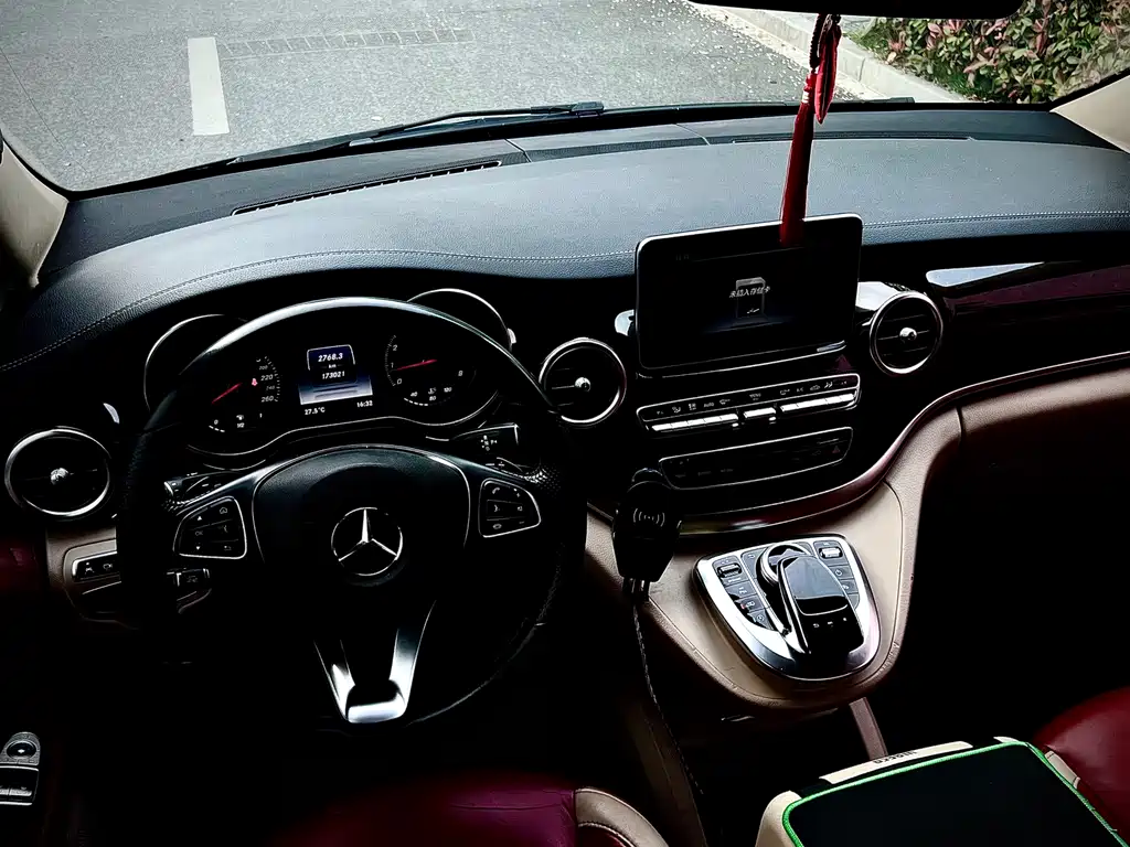 Mercedes-Benz V-Class 2018 — фото 25
