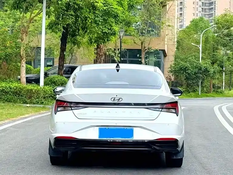 Hyundai Elantra 2021 — фото 12