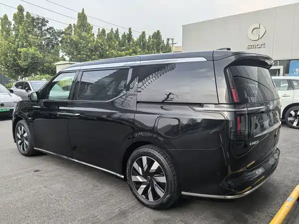 Volvo EM90 2024