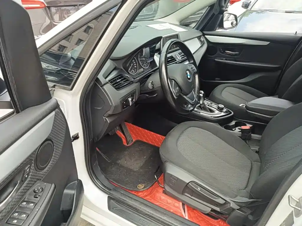 BMW 2 Series Wagon 2017 — фото 16