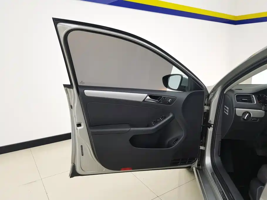 Volkswagen Sagitar 2013