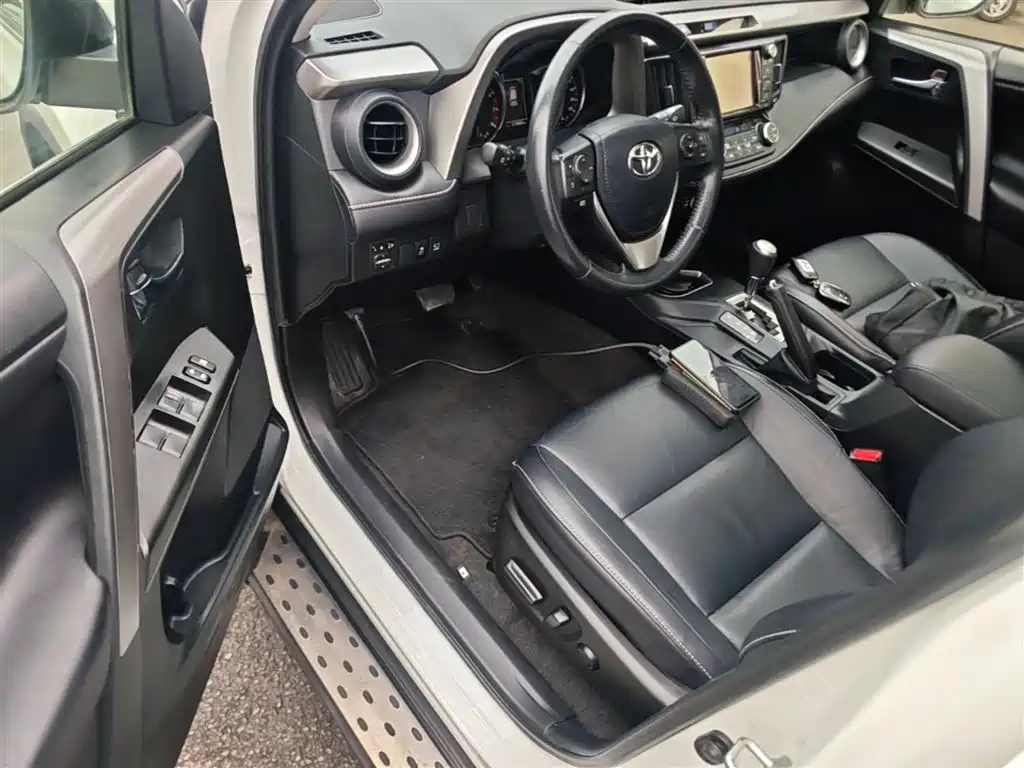 Toyota RAV4 2019 — фото 16