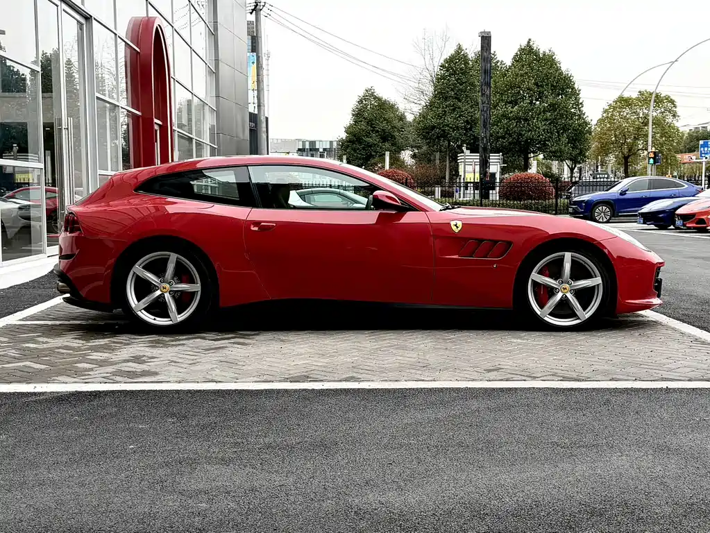 Ferrari GTC4Lusso 2018 — фото 3