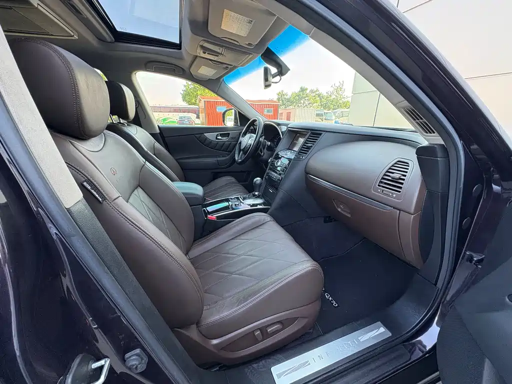 Infiniti QX70 2015 — фото 12
