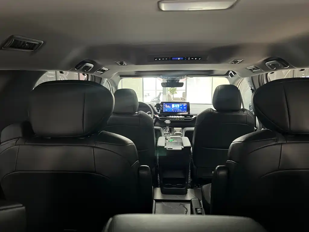 Toyota Sienna 2023 — фото 12