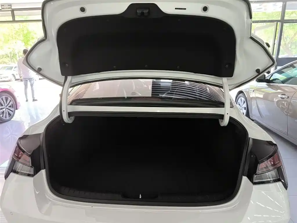 Hyundai Elantra 2023 — фото 19