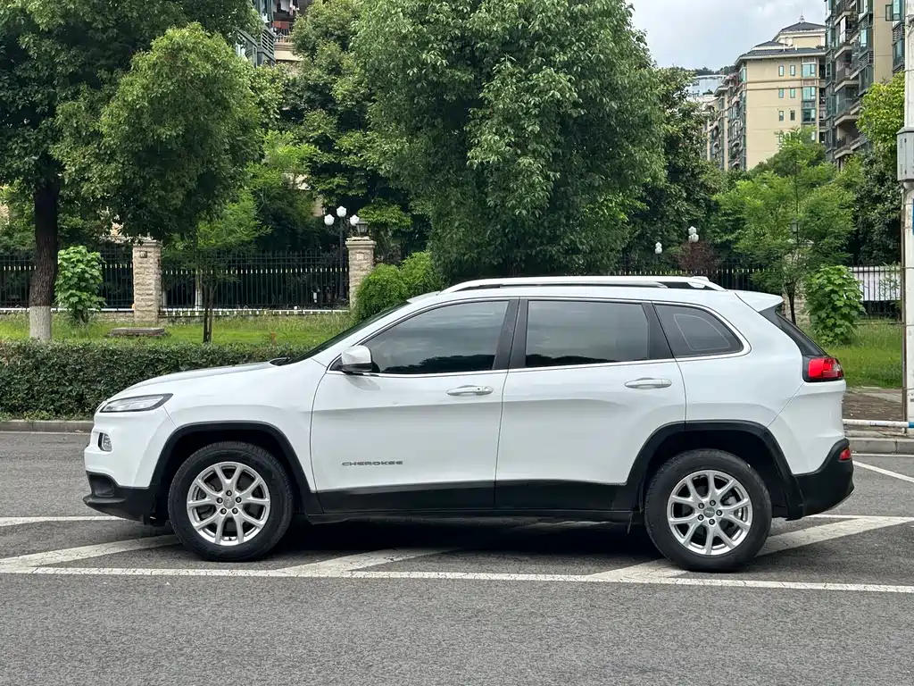 Jeep Cherokee 2018 — фото 8