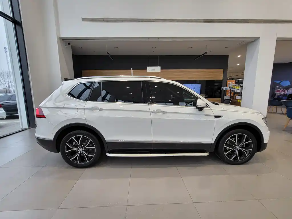 Volkswagen Tiguan L 2019 — фото 1