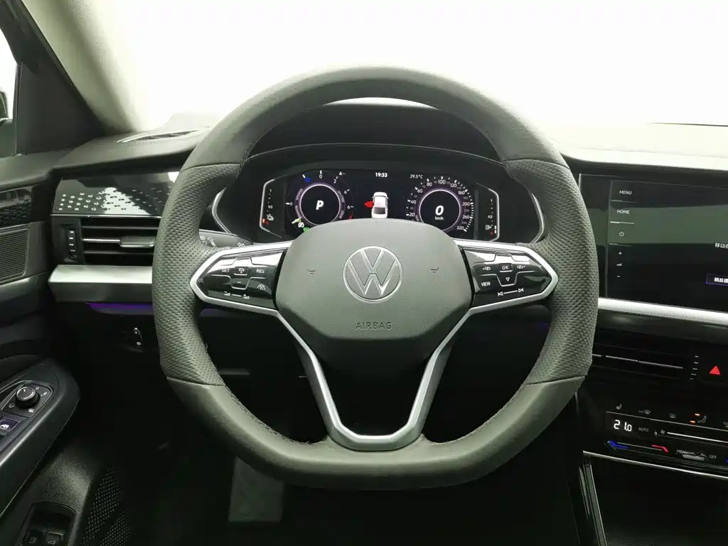 Volkswagen Passat Plug-In Hybrid 2023 — фото 11