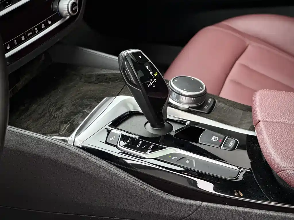 BMW 5 Series 2019 — фото 14