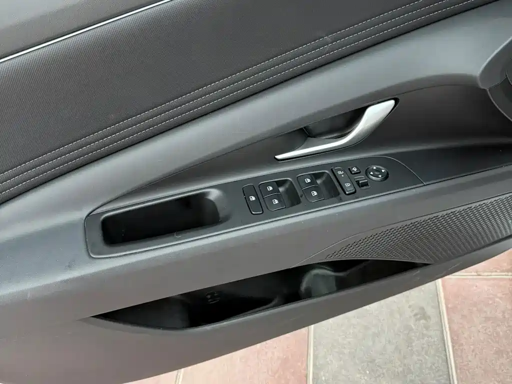 Hyundai Elantra 2023 — фото 13