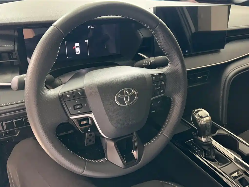 Toyota Camry 2024 — фото 4