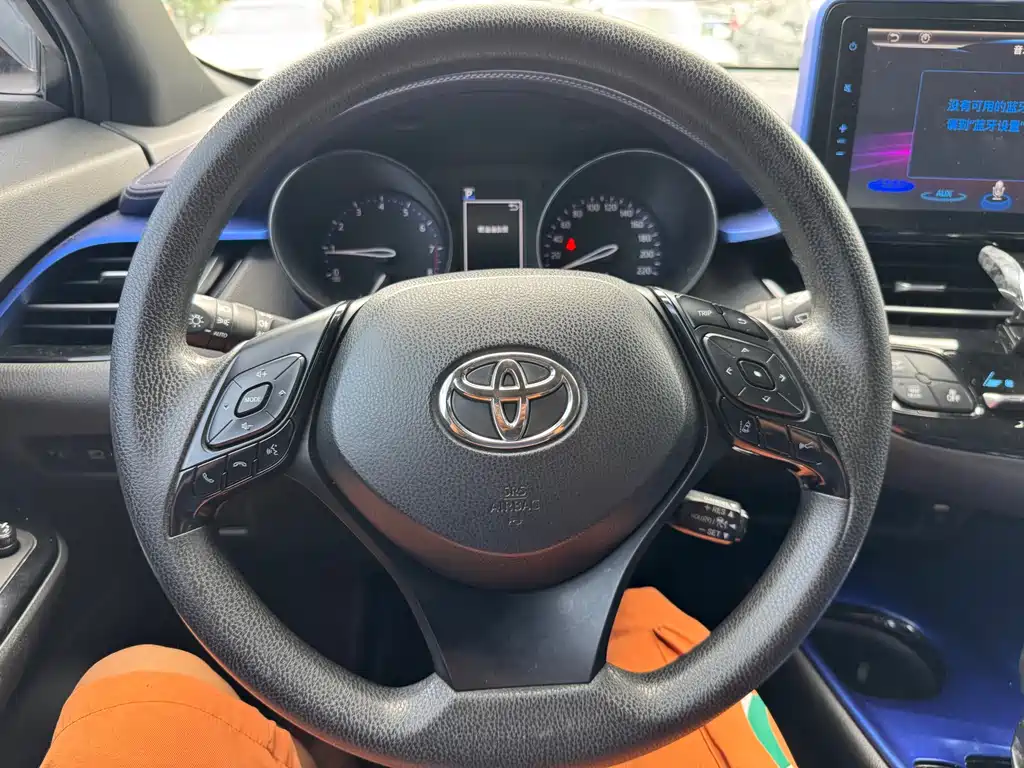 Toyota C-HR 2019 — фото 10