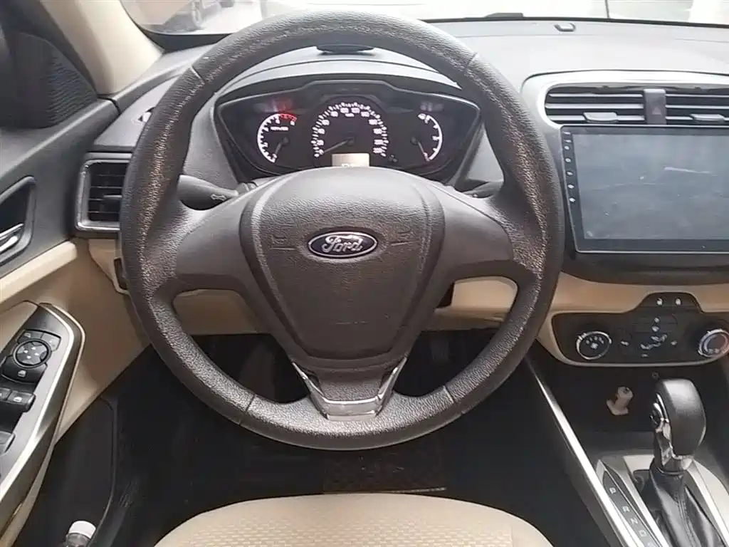 Ford Escort 2018 — фото 11