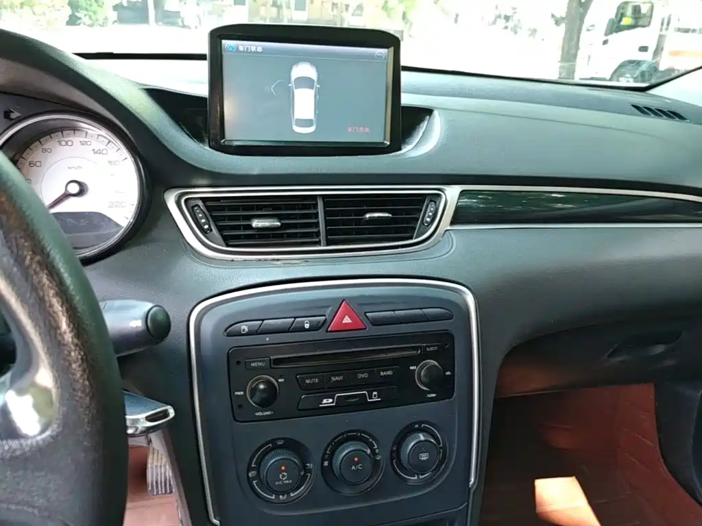 Peugeot 308 2015 — фото 13