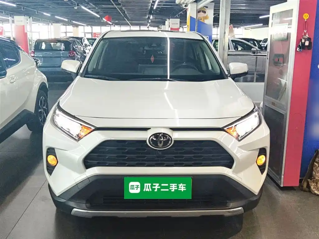 Toyota RAV4 2021 — фото 3