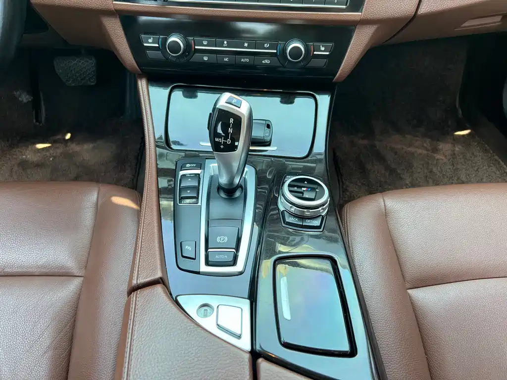 BMW 5 Series 2015 — фото 17