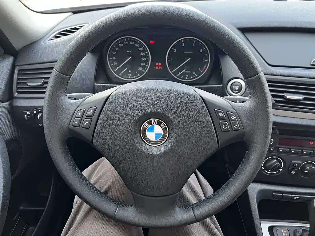 BMW X1 2012 — фото 12
