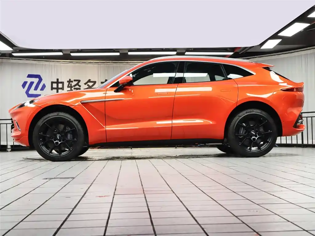 Aston Martin DBX 2025 — фото 3