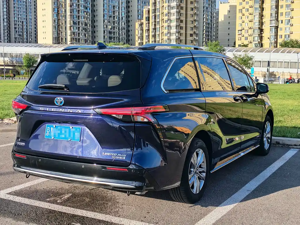 Toyota Sienna 2022 — фото 23