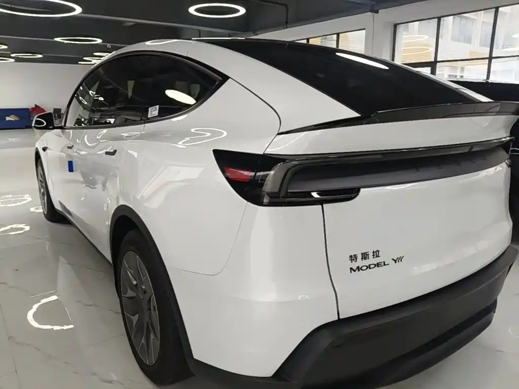 Tesla Model Y L 2026 — фото 5