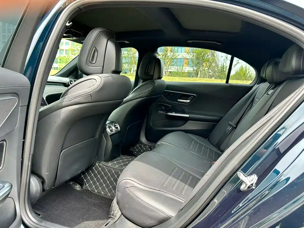 Mercedes-Benz C-Class 2023 — фото 4