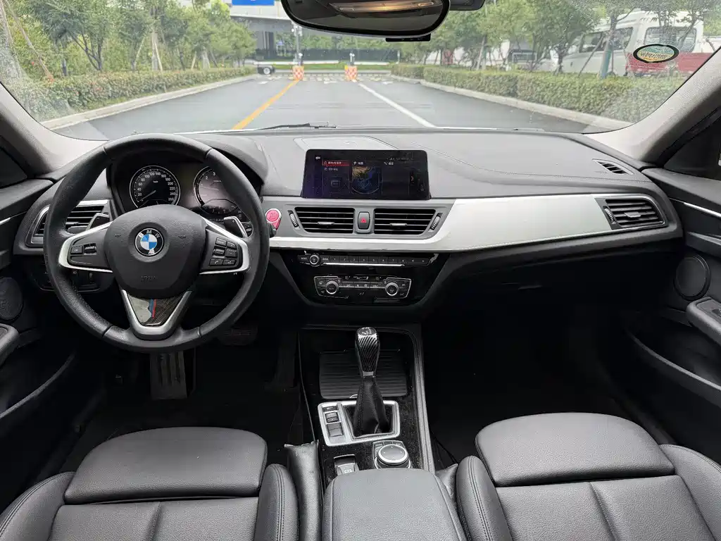 BMW 1 Series 2018 — фото 10