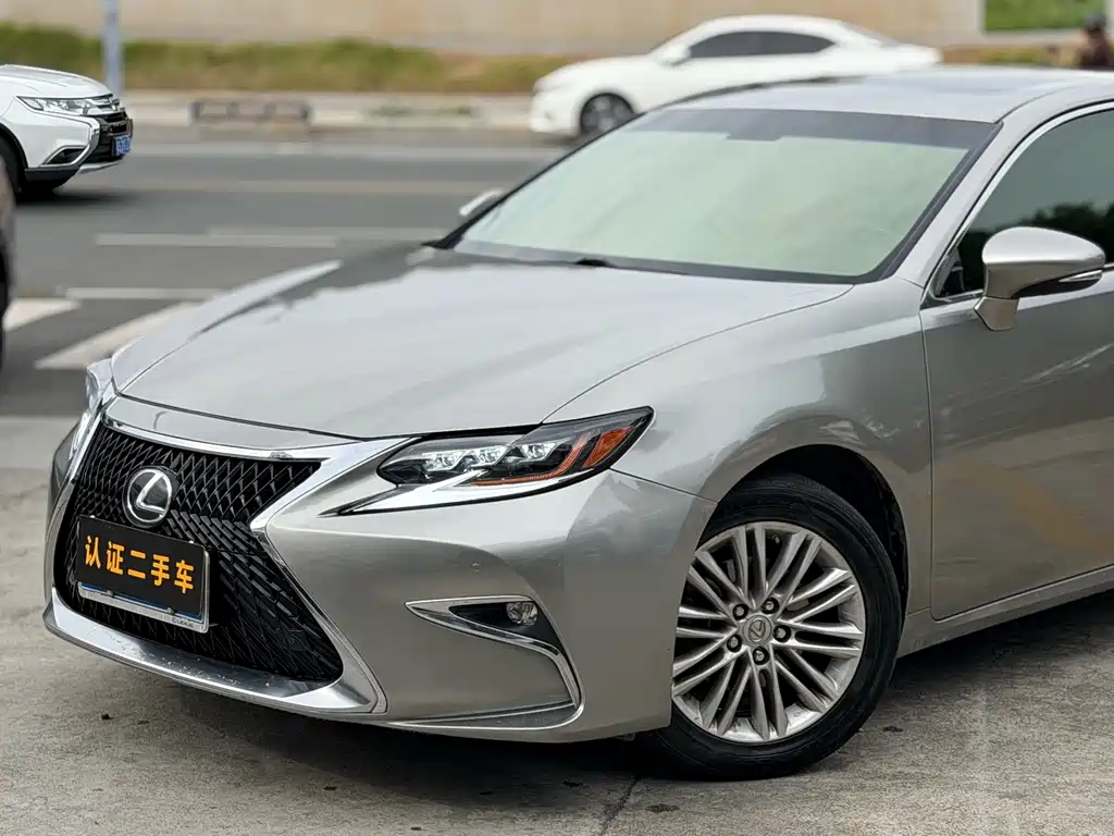 Lexus ES 2016 — фото 12