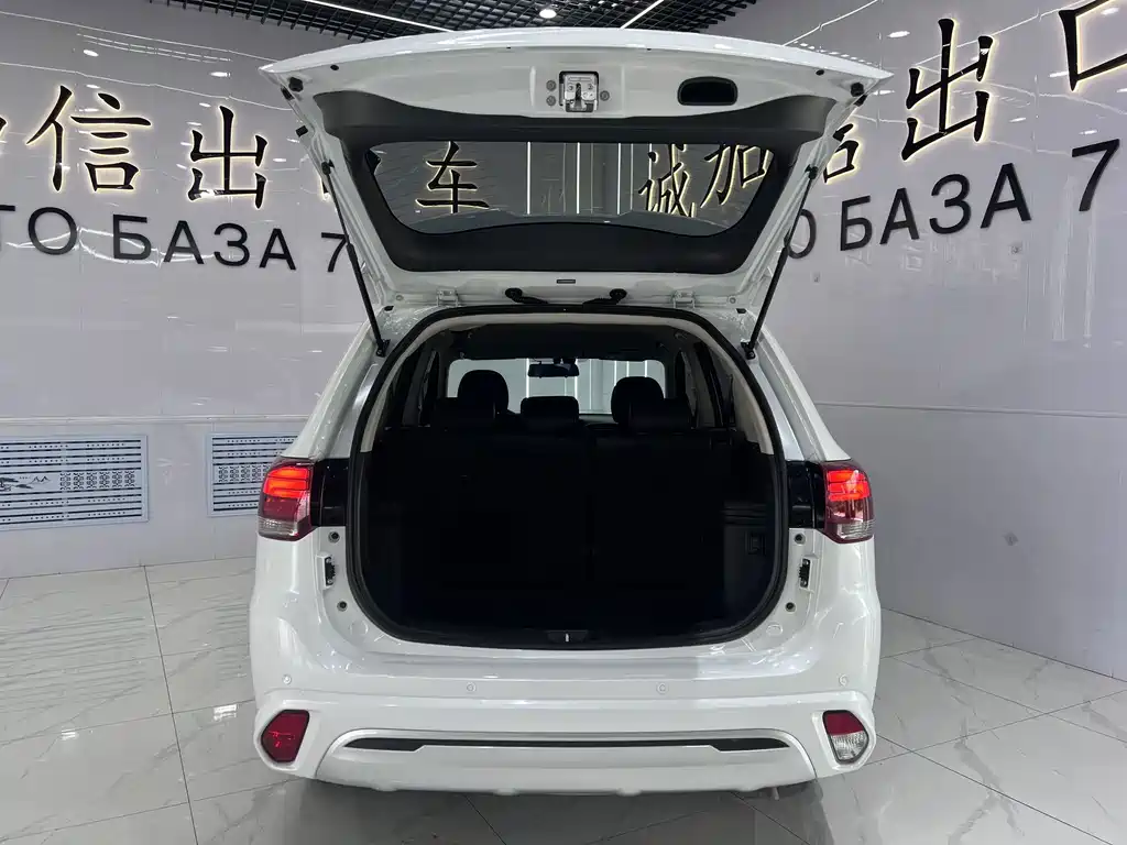Mitsubishi Outlander 2023 — фото 14