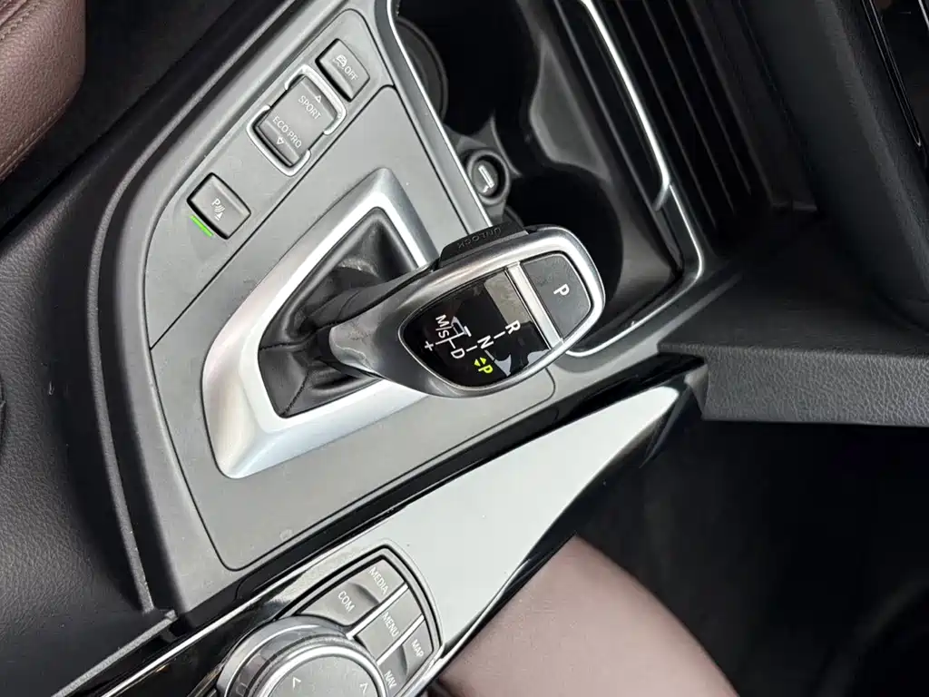BMW 3 Series 2018 — фото 13