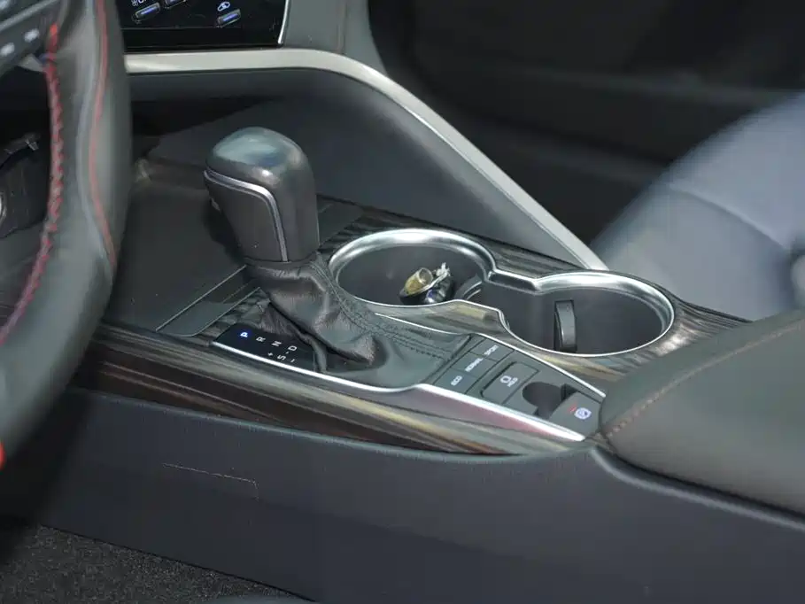 Toyota Camry 2019 — фото 11