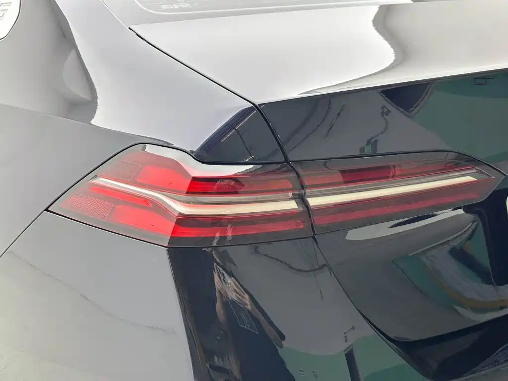 BMW 5 Series 2025 — фото 13
