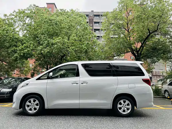 Toyota Alphard 2011