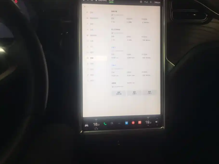 Tesla Model X 2018 — фото 13