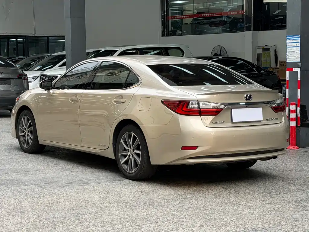 Lexus ES 2016 — фото 13
