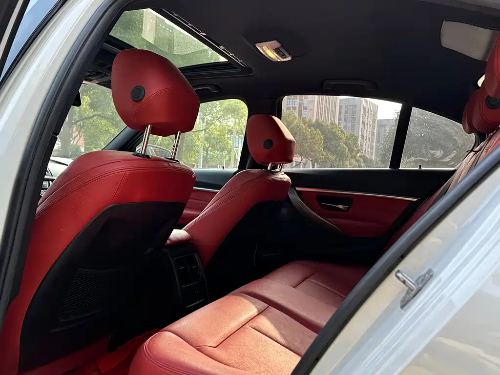 BMW 3 Series 2019 — фото 13