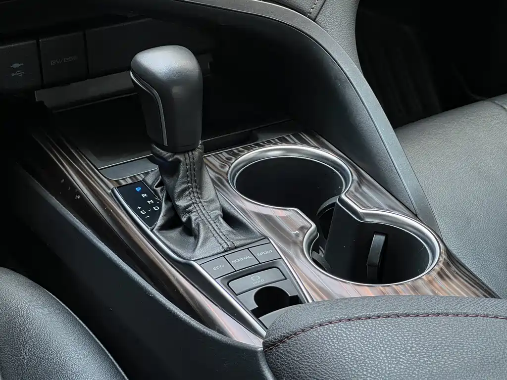 Toyota Camry 2020 — фото 12