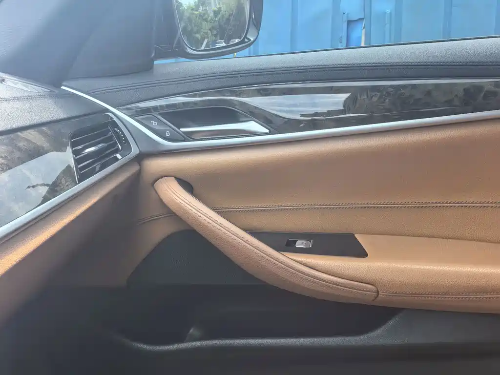 BMW 5 Series 2018 — фото 16