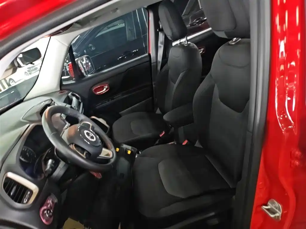 Jeep Renegade 2018 — фото 11