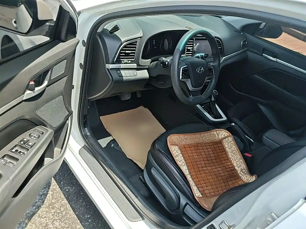 Hyundai Elantra 2016 — фото 16