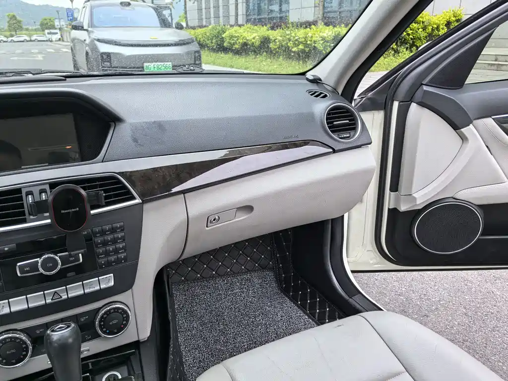 Mercedes-Benz C-Class 2011 — фото 14