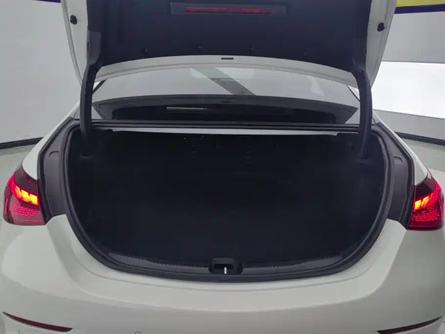 Mercedes-Benz C-Class 2023 — фото 4