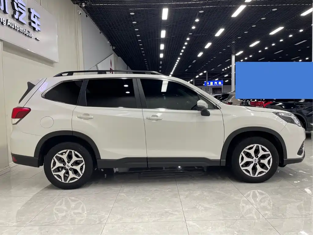 Subaru Forester 2023 — фото 9