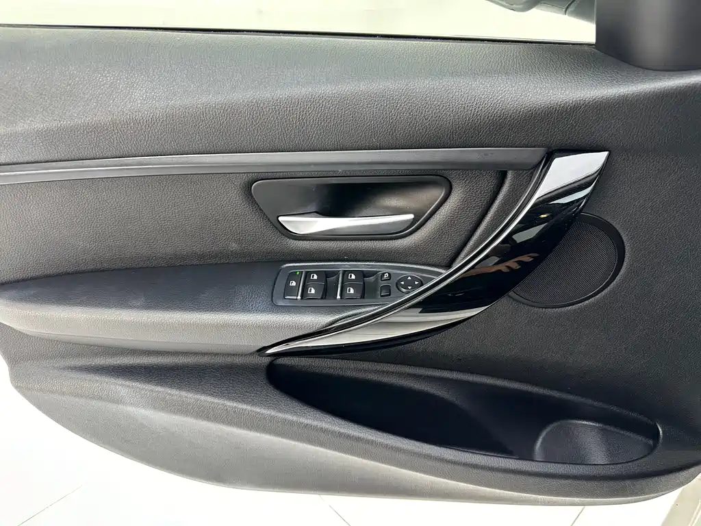 BMW 3 Series 2017 — фото 15