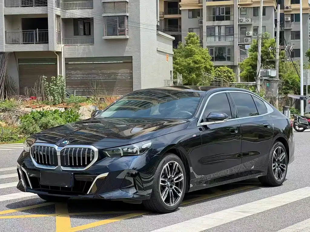 BMW 5 Series 2025 — фото 1