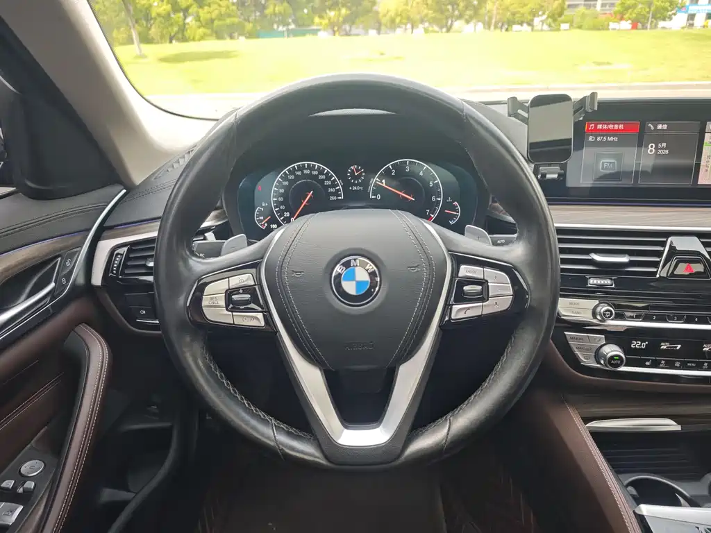 BMW 5 Series 2019 — фото 11