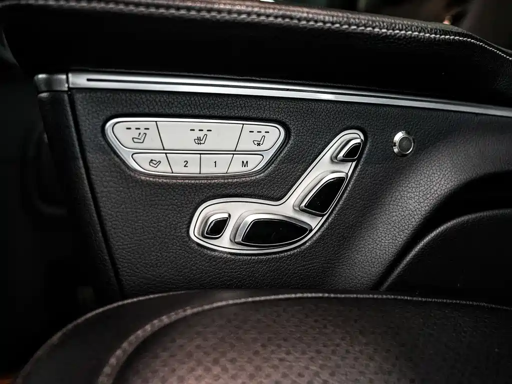 Mercedes-Benz V-Class 2021 — фото 20