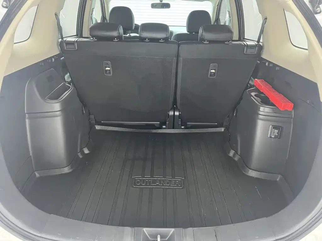 Mitsubishi Outlander 2021 — фото 16