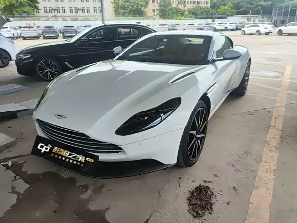 Aston Martin DB11 2022
